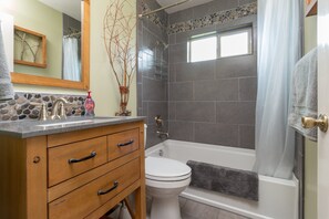 Dusche, Haartrockner, Handtücher