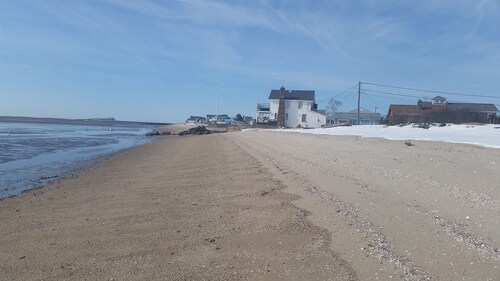 Relaxing summer rental, walking distance to the beach, short ride to the outlets