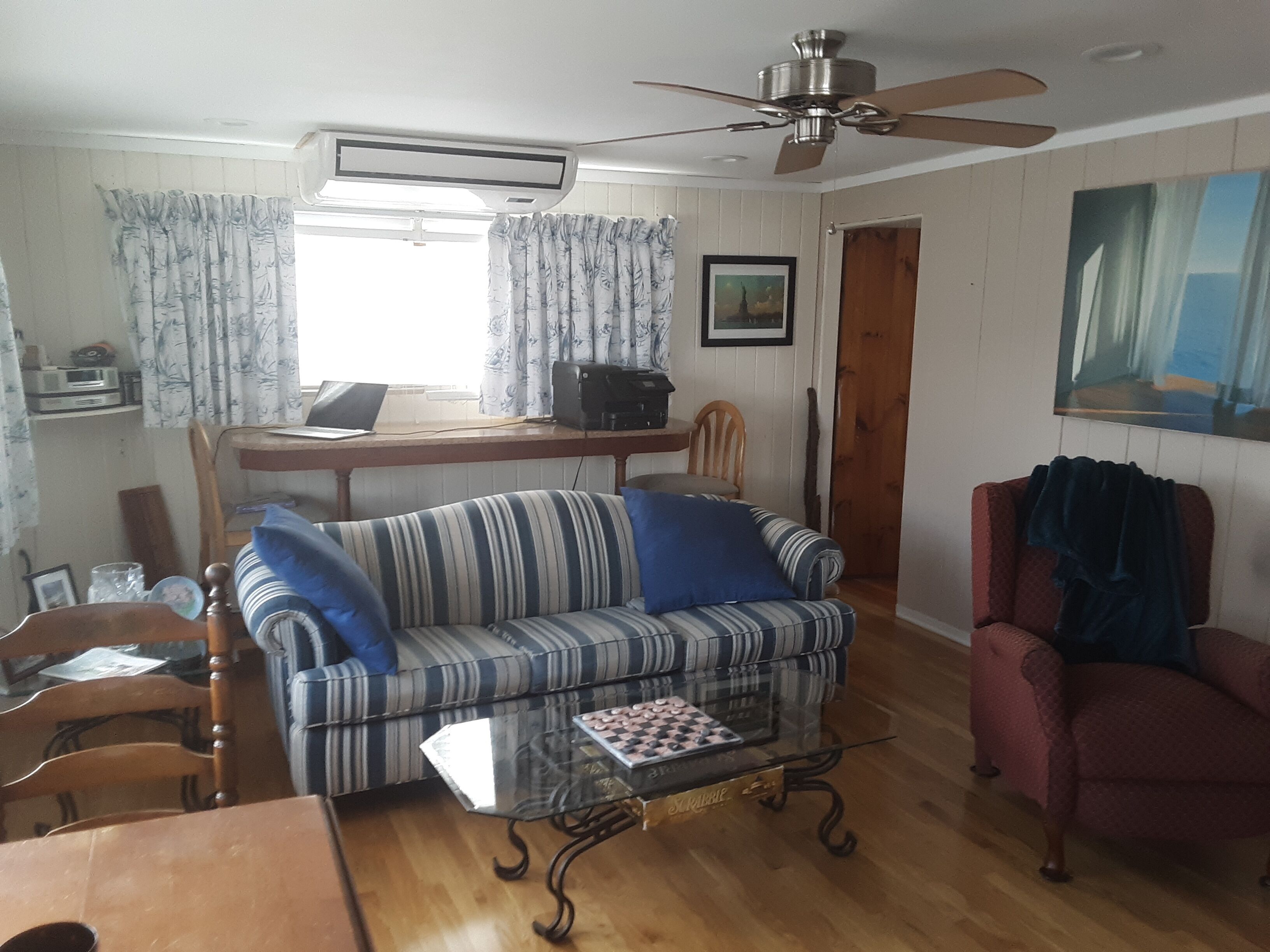 Relaxing summer rental, walking distance to the beach, short ride to the outlets