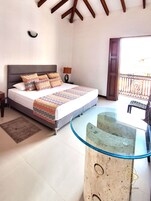 Suite estudio, 1 cama de matrimonio grande, vistas a la montaña | Caja fuerte, escritorio, wifi gratis y ropa de cama