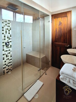 Suite studio, 1 trĂšs grand lit, vue sur la montagne | Salle de bain | Douche, douche cascade, serviettes fournies