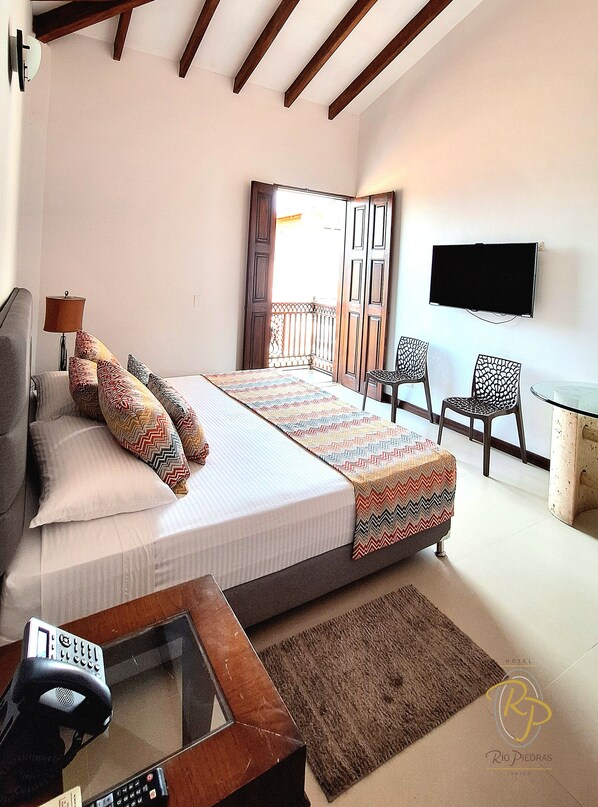 جناح إستديو - سرير ملكي - منظر للجبل | خزنة داخل الغرفة ومكتب وواي فاي مجانًا وملاءات أسرّة