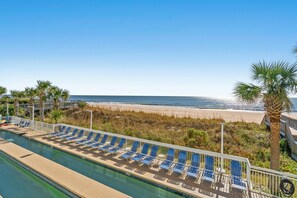 من حمّامات السباحة المغطاة