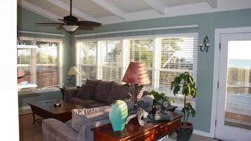 Télévision, lecteur de DVD, livres, vidéothèque