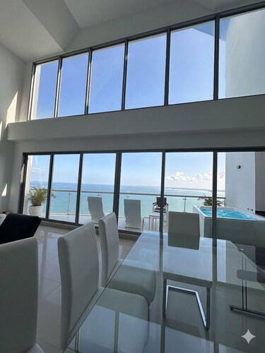 Floating Penthouse Loft/W/ Prv Hot Tub !