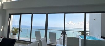 Floating Penthouse Loft/W/ Prv Hot Tub !