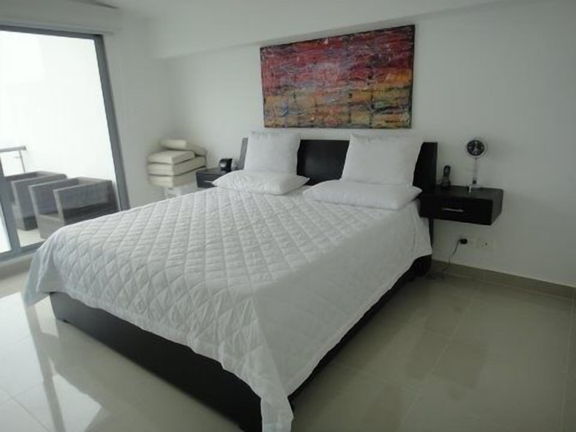 Floating Penthouse Loft/W/ Prv Hot Tub !