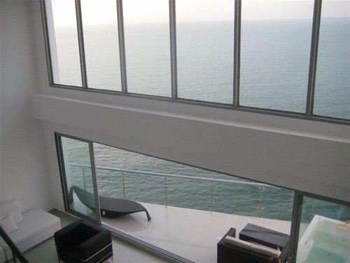 Floating Penthouse Loft/W/ Prv Hot Tub !