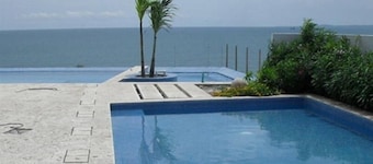 Floating Penthouse Loft/W/ Prv Hot Tub !