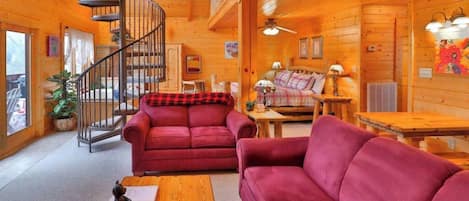 Een televisie en een open haard