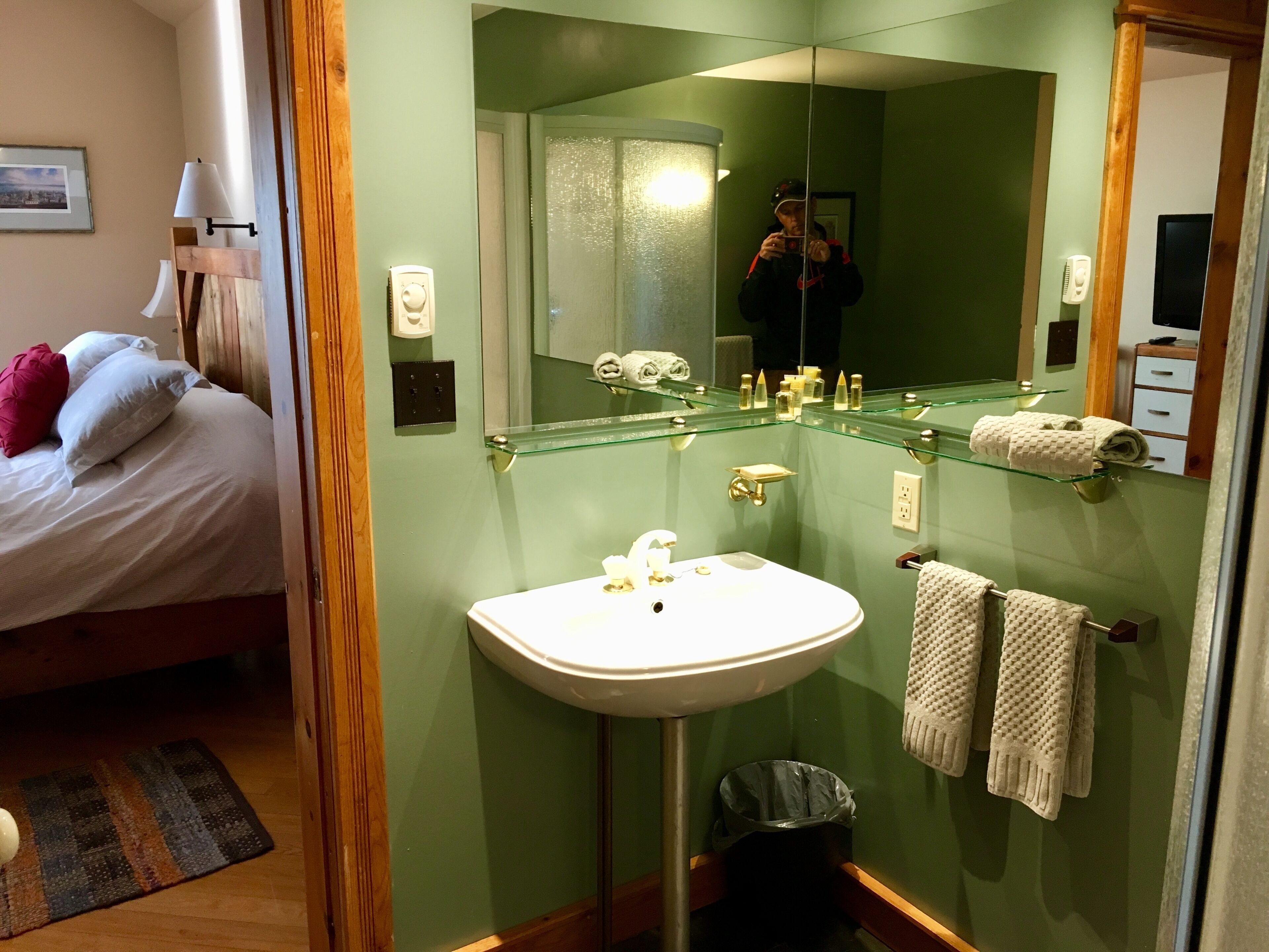 Secadora de cabello, toallas, jabón, shampoo 