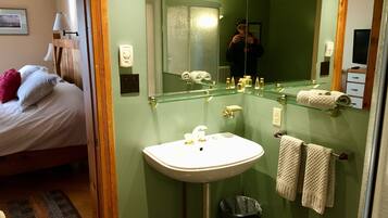 Secadora de cabello, toallas, jabón, shampoo