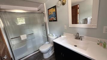 Habitación clásica, varias camas, no fumadores | Baño | Artículos de higiene personal gratuitos, toallas, jabón y champú