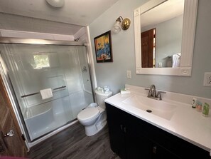 经典客房, 多张床, 无烟房 | 浴室 | 免费洗浴用品、毛巾、肥皂、洗发水