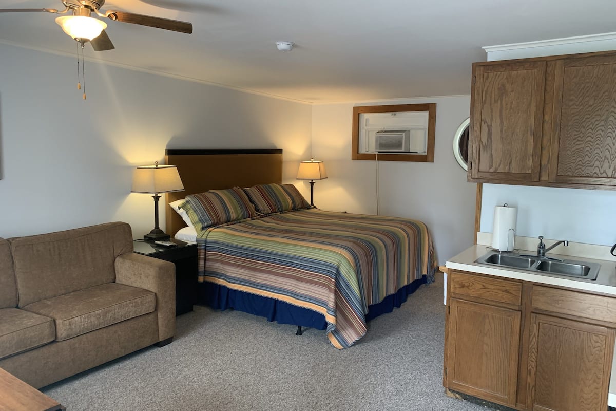 King Kitchenette | WiFi, bed sheets