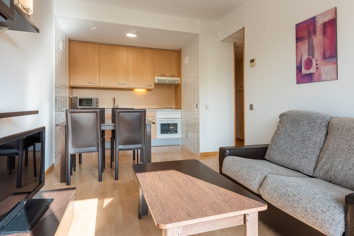 Full-sized fridge, microwave, oven, stovetop
