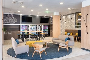 Lobby sitting area - Apartamentos Madrid Airport Affiliated by Meliá (Madrid)