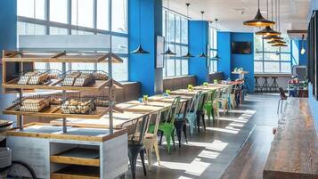 S'hi serveixen esmorzars, dinars, sopars i plats de cuina mediterrània