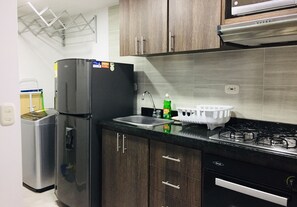 雪櫃、微波爐、焗爐、爐具