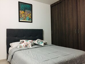 Departamento Confort, varias camas, con acceso para personas discapacitadas, vista al valle | Área de sala de estar | Televisión 