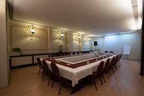 A conference room with a long table, chairs, and wall-mounted lamps. - Kadikoy Rihtim Hotel (Istanbul)