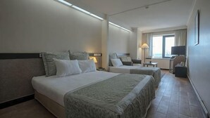 A hotel room with two beds, a desk, a chair, a TV, and a window. - Kadikoy Rihtim Hotel (Istanbul)