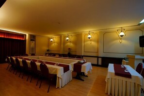 A conference room with a long table, chairs, and tables with tablecloths. - Kadikoy Rihtim Hotel (Istanbul)