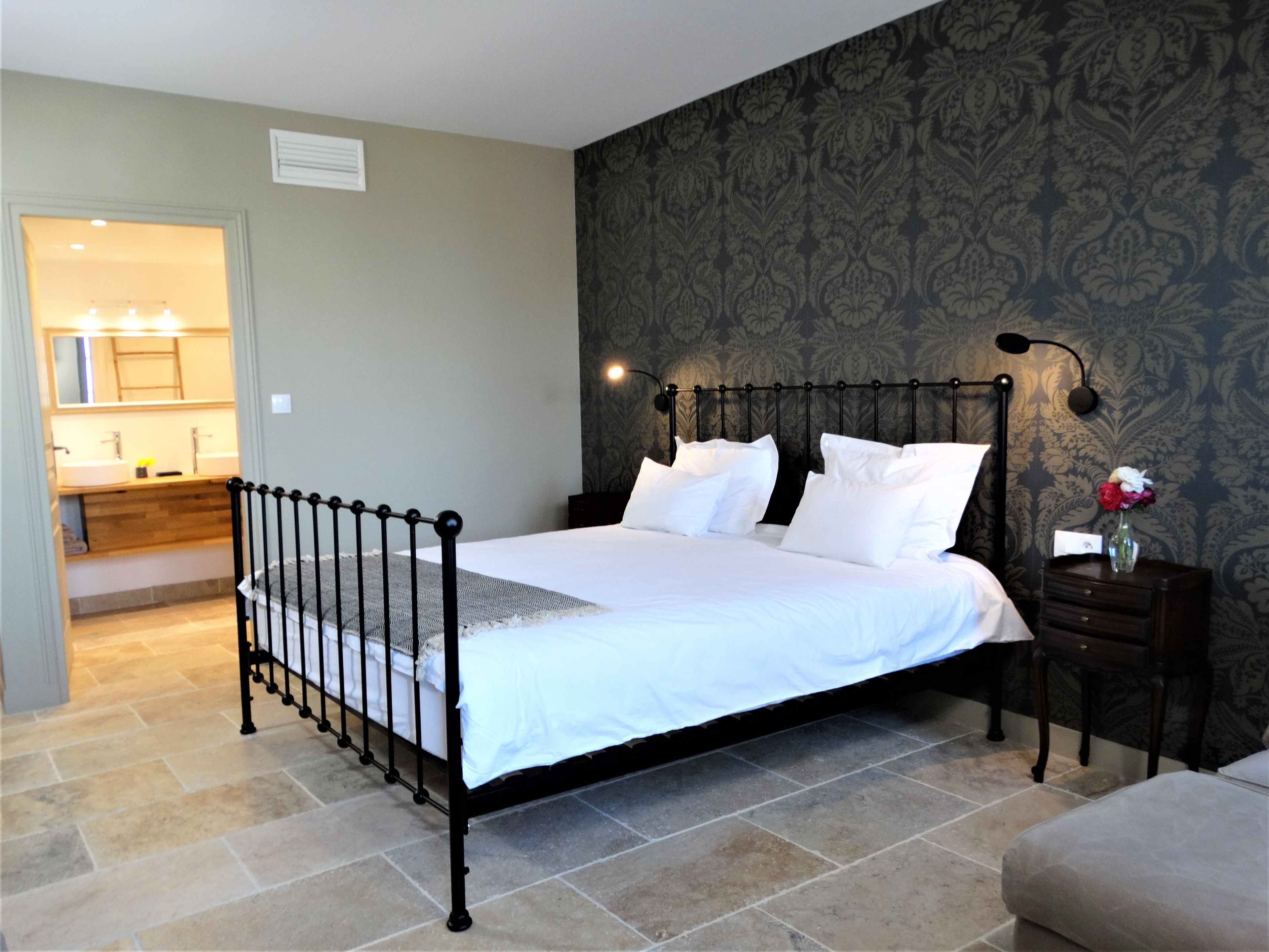 أغطية فراش متميزة وبديكورات فريدة لكل غرفة وطراز فريد لكل وحدة ومكتب