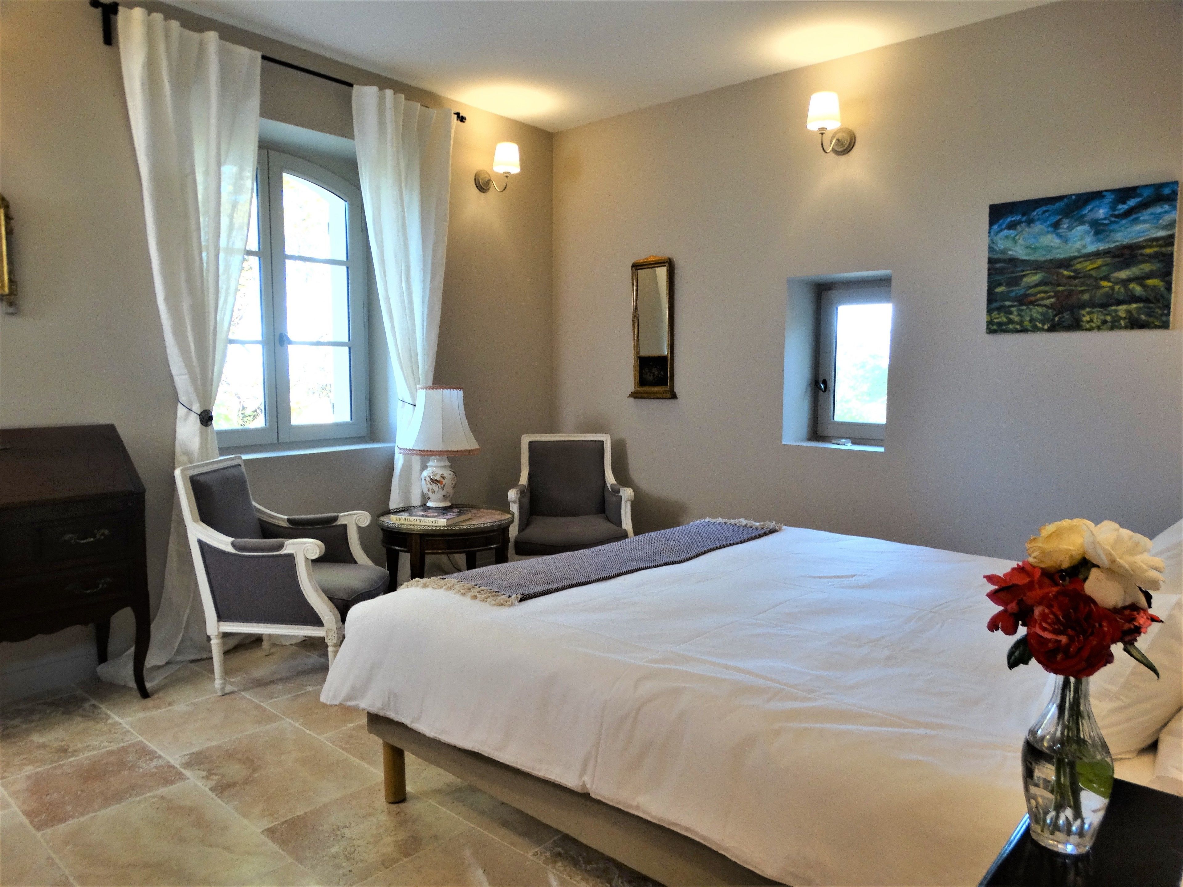 Comfort tweepersoonskamer (Rouge) | Luxe beddengoed, individueel gedecoreerd, individueel gemeubileerd