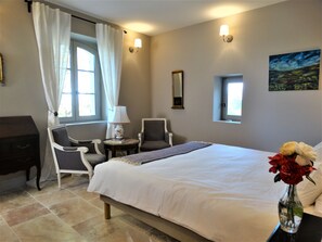 Habitación doble Confort (Rouge) | Ropa de cama de alta calidad y decoración personalizada 