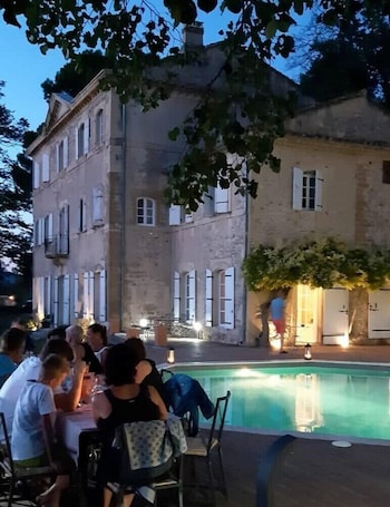 Outdoor dining. Chambre d'hôtes Château MontPlaisir
