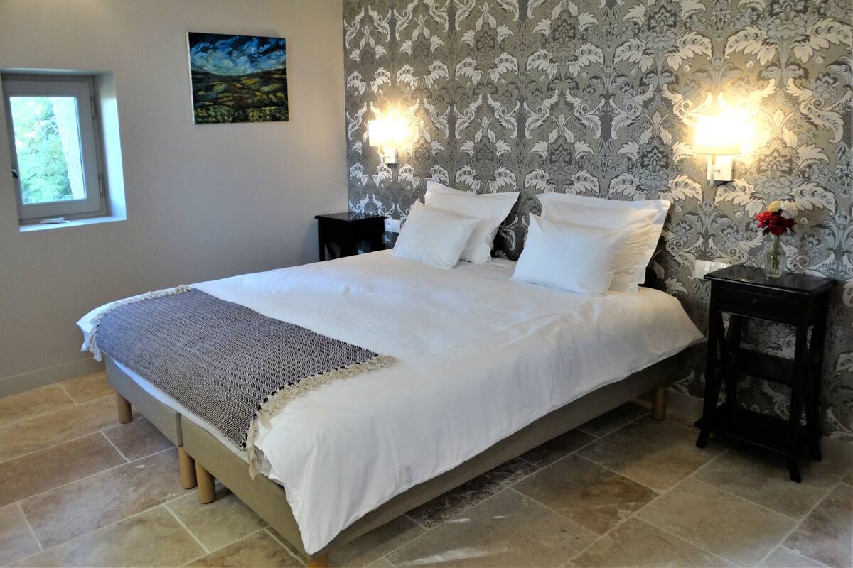 Comfort Double Room (Rouge) | Premium bedding, individually decorated, individually furnished, desk
