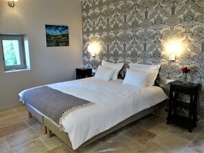 Comfort tweepersoonskamer (Rouge) | Luxe beddengoed, individueel gedecoreerd, individueel gemeubileerd