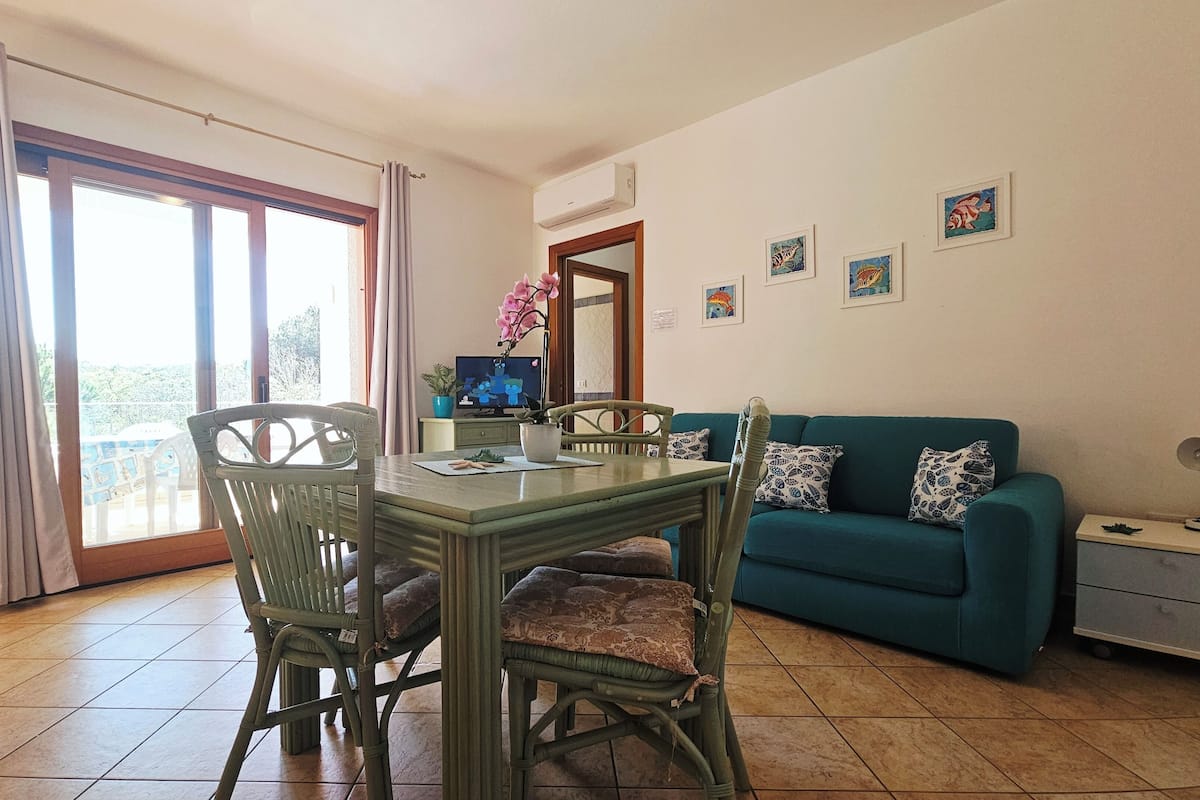 Full-sized fridge, microwave, stovetop, cookware/dishes/utensils