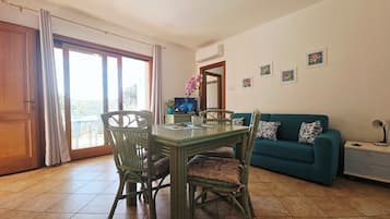 Een koelkast met diepvriezer, een microgolfoven, een kookplaat