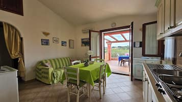 Eenvoudig appartement | Woonruimte | Flatscreentelevisie