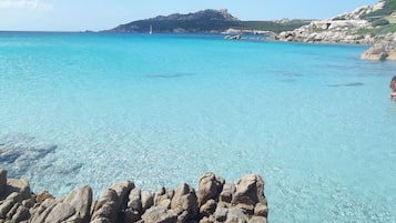 Vlak bij het strand, wit zand, een strandbar
