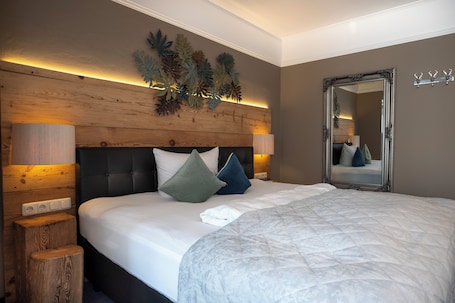 Escritorio, wifi gratis y ropa de cama . Garten Hotel Salzach Garni