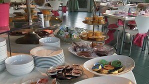 Een buffet met diverse gerechten en bijbehorende sauzen.