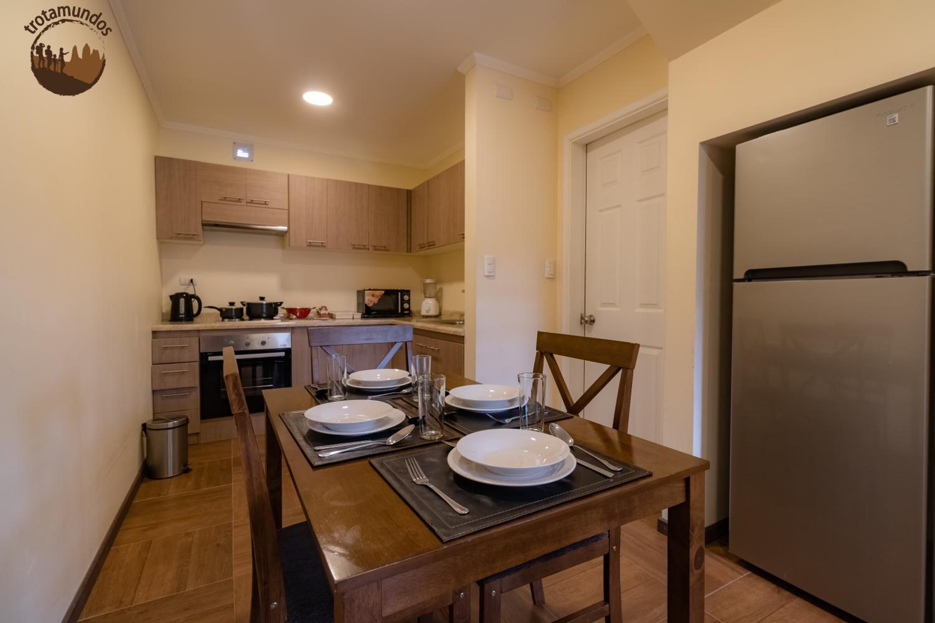 Full-sized fridge, microwave, oven, stovetop