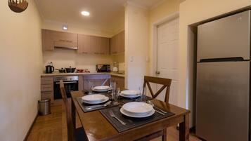 Full-sized fridge, microwave, oven, stovetop