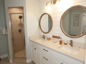 Douche, séchoir à cheveux, serviettes fournies