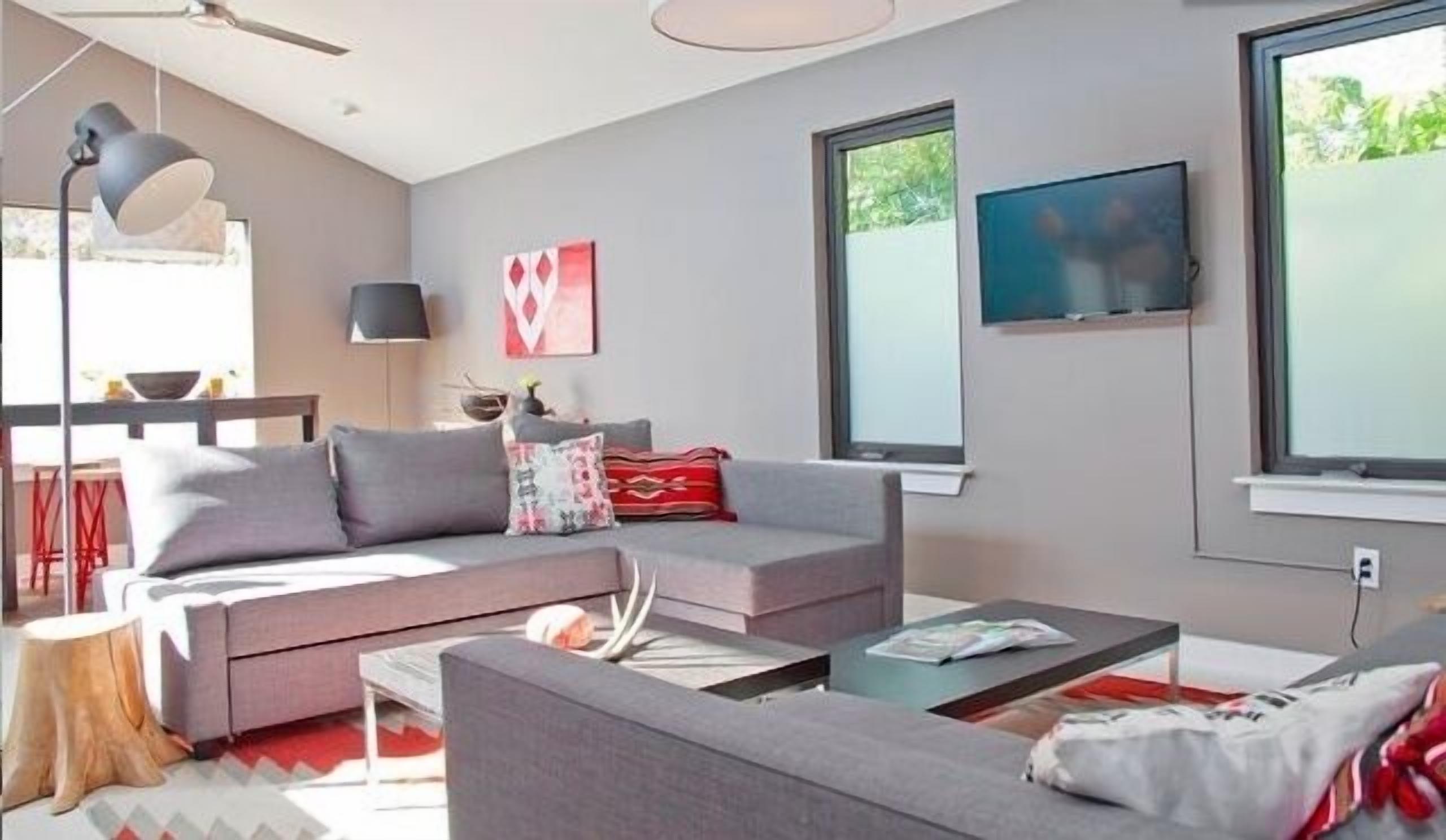 Modern Downtown Austin  - Great for large groups (1 of 2 homes - Casa Moderna 1)