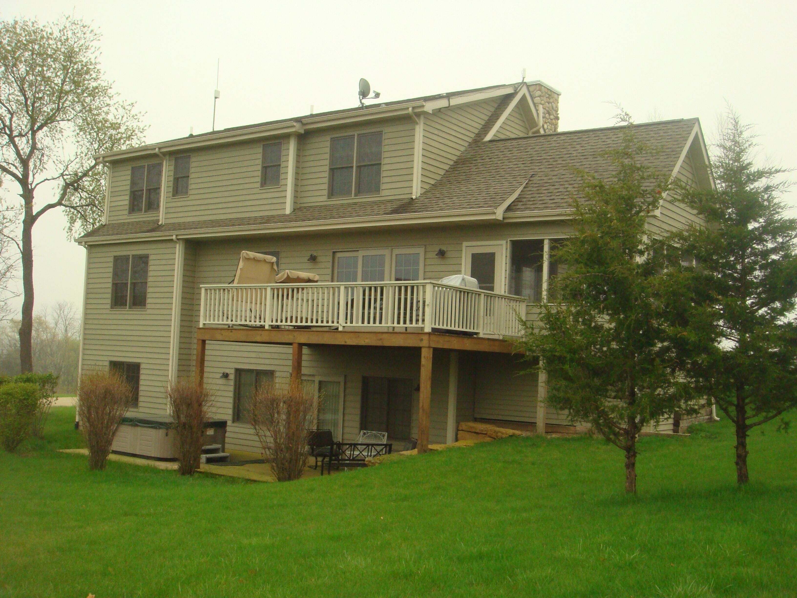 Enjoy 3 floor, 5BR/5BA new house w/Views of Lake, Outside Jacuzzi, Game Room etc