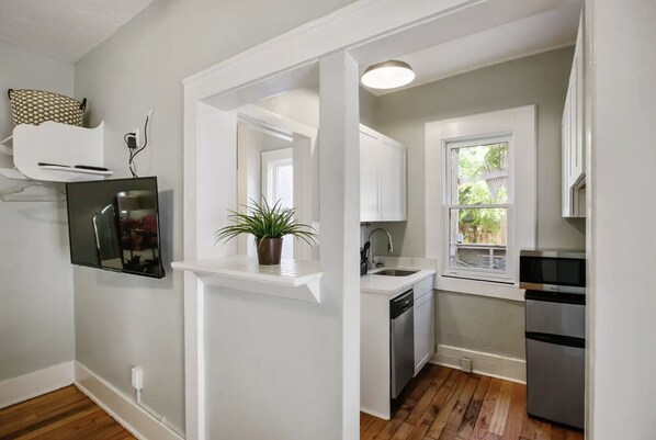 Jääkaappi, mikroaaltouuni, uuni, astianpesukone