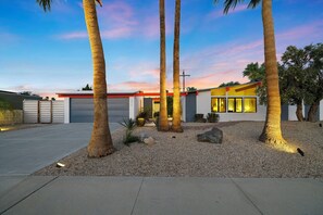 Property grounds - Historic Mid-Century Oasis w/Resort Backyard&Pool (Palm Springs)