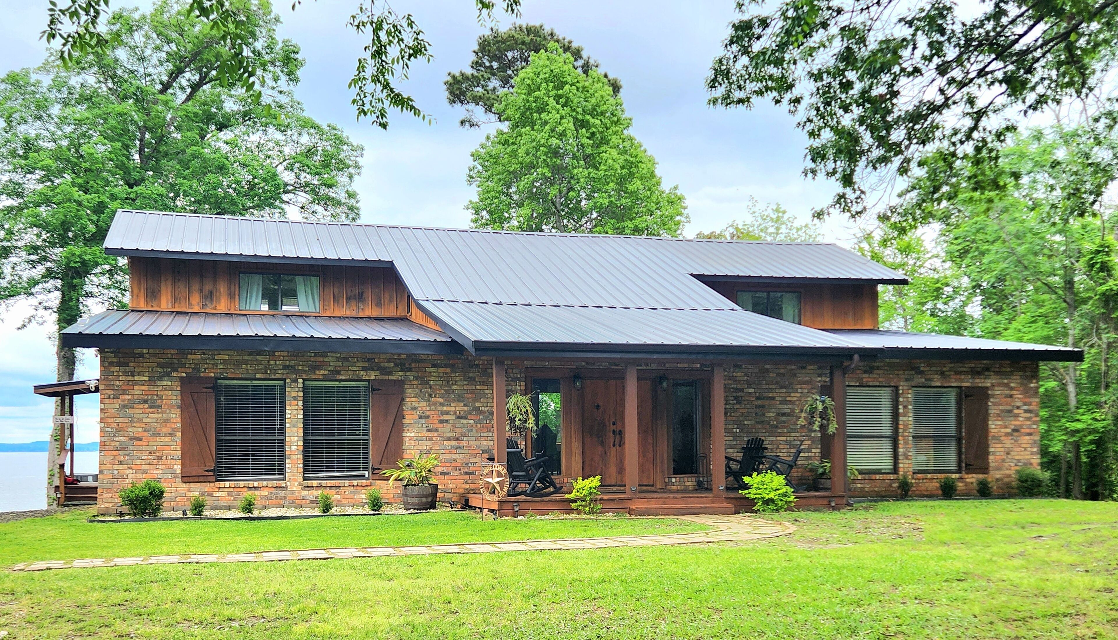 Waterfront Hide-A-Way Lodge on Big Sam!