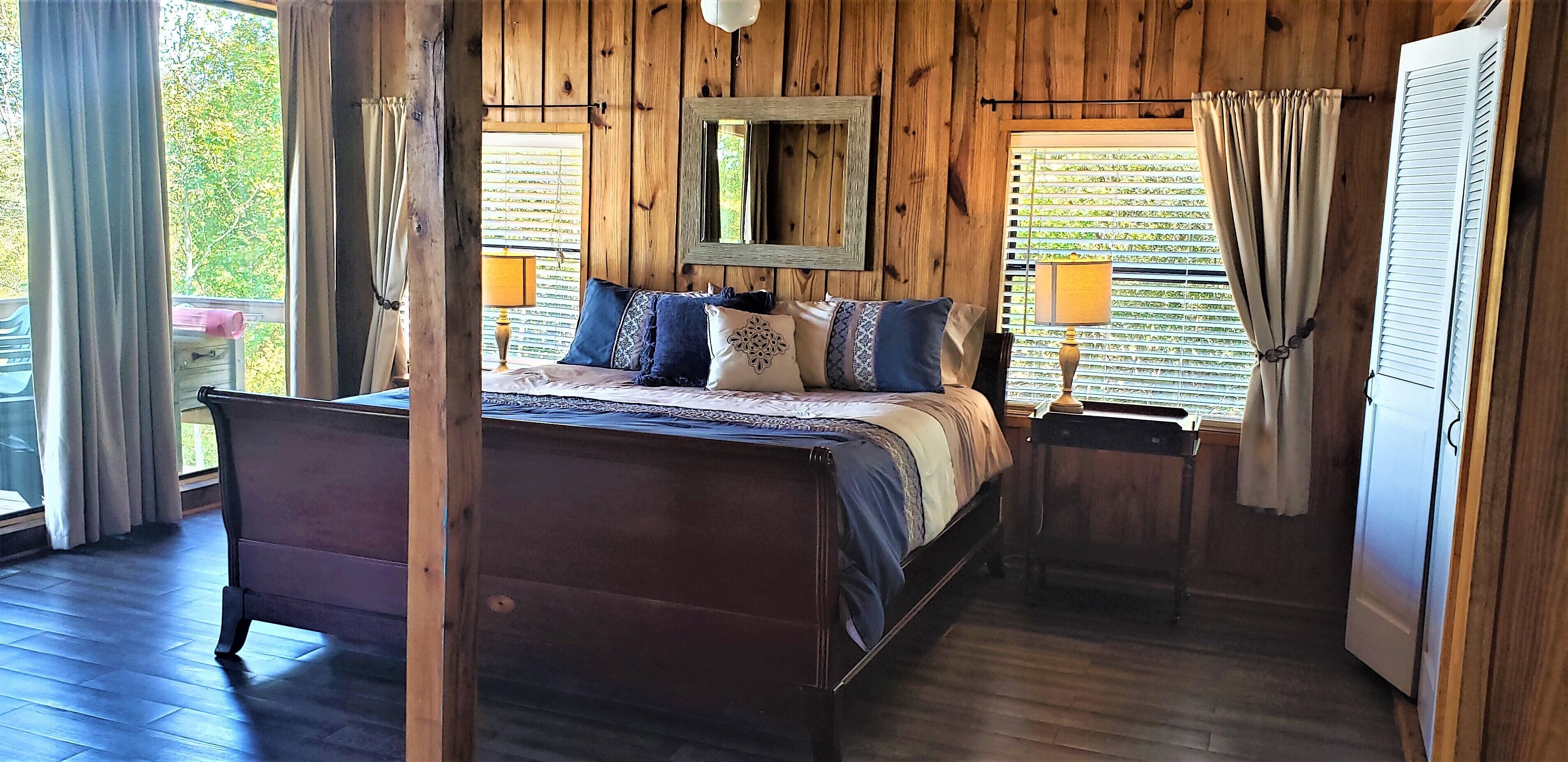 Waterfront Hide-A-Way Lodge on Big Sam!