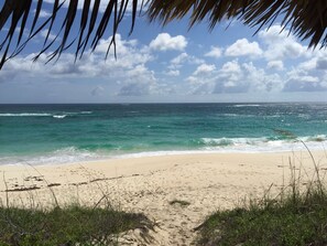 På stranden