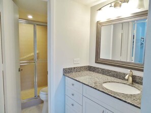 Bathtub, hair dryer, towels - Waterfront 2BR, 2BA condo with heated pool, WiFi, and marina access. (Marco Island)
